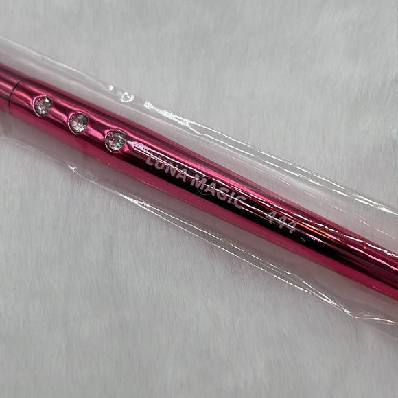4/$25 Luna Magic Always On Point Eyeshadow Brush #444 - Bright/Hot Pink - Picture 3 of 4